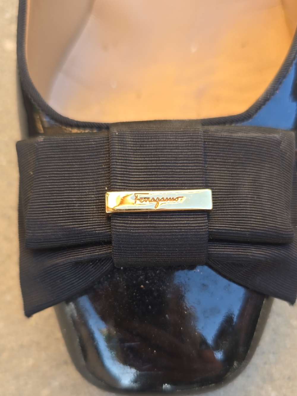 Salvatore Ferragamo Black Patent Vara Bow Block Heels Size 9 - Picture 12 of 13